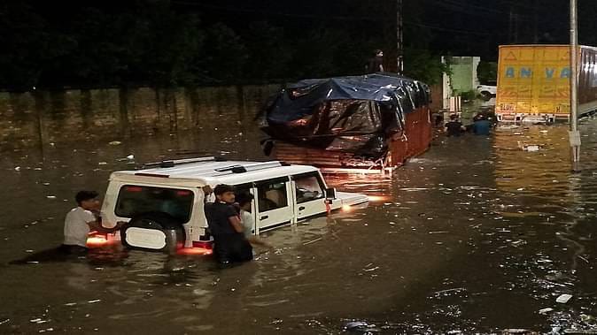 आगरा में लगातार बारिश होने से डूबे वाहन, 