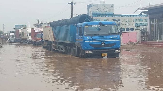 आगरा में लगातार बारिश होने से डूबे वाहन, 